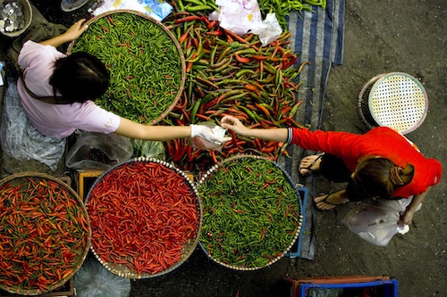Making a sale in Chiang Mai,Thailand's Myung Mai market. Credit: David Hagerman